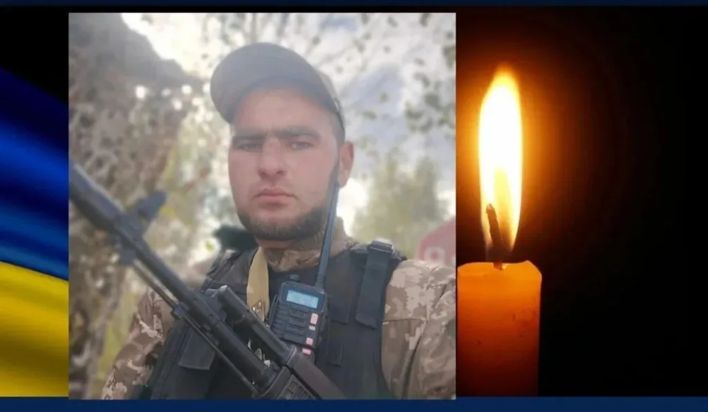 Український військовий та запалена свічка пам’яті