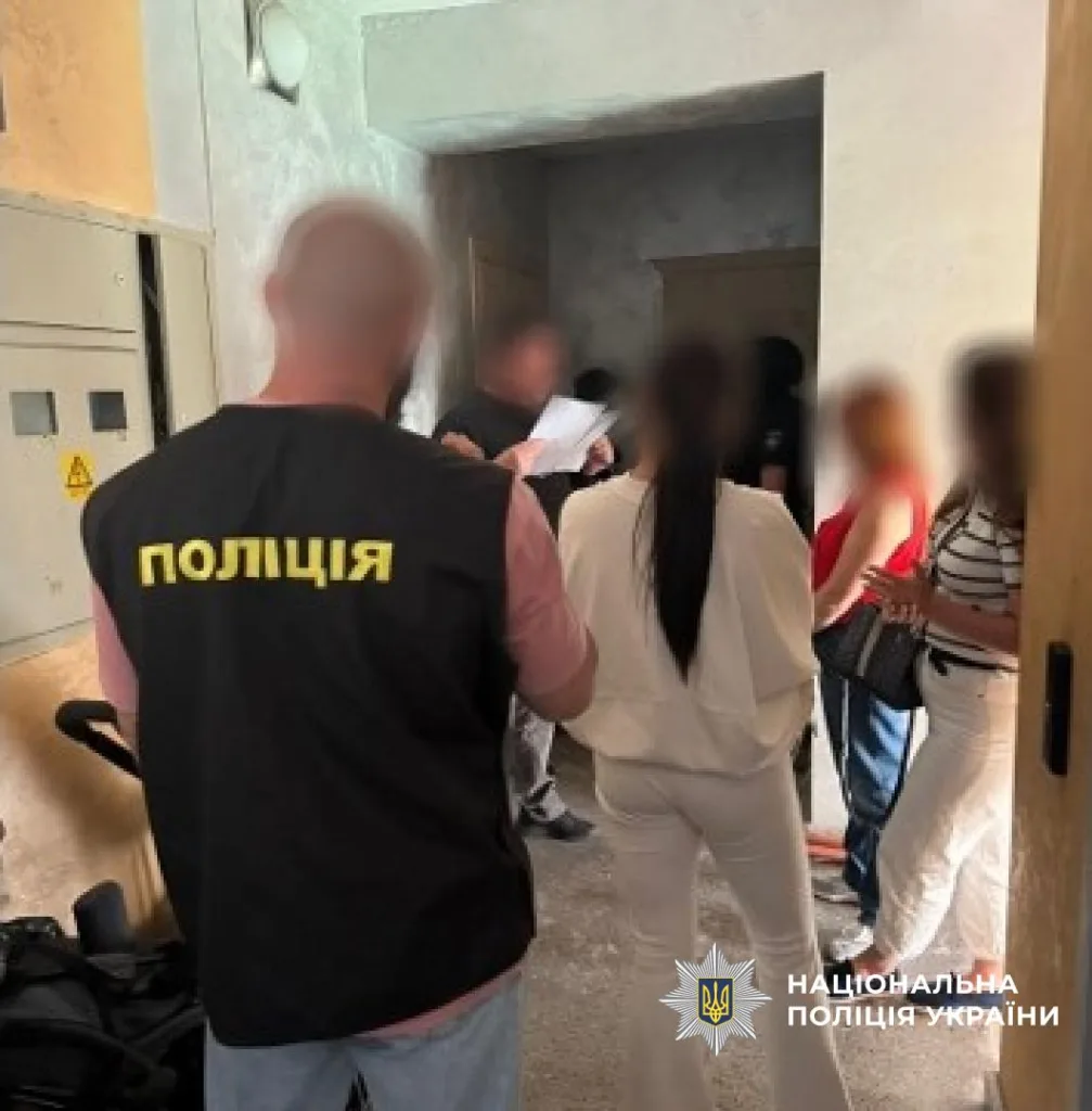 Поліція проводить слідчі дії в будівлі