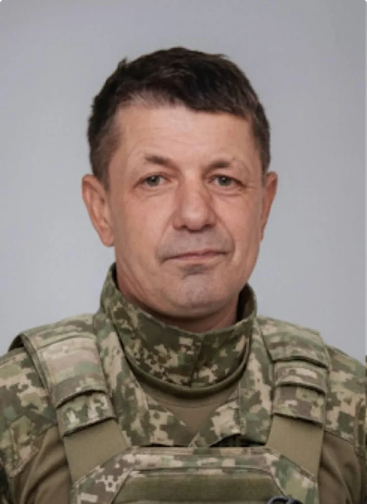 Український військовий у камуфляжній формі