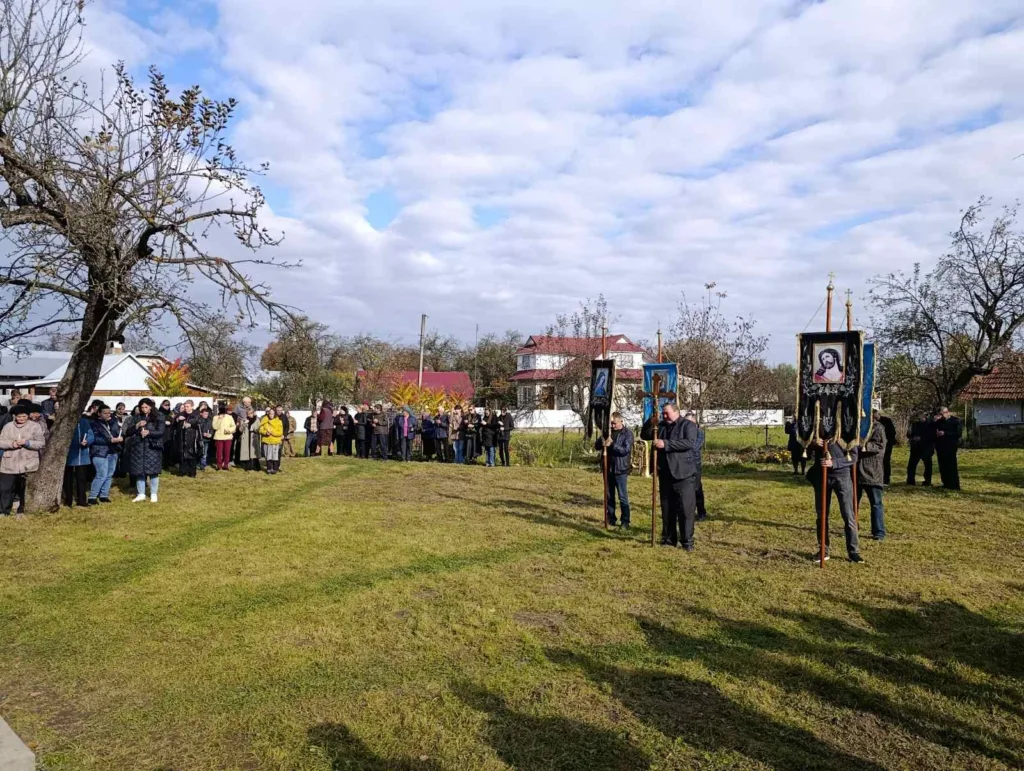 Релігійна процесія на сільській вулиці