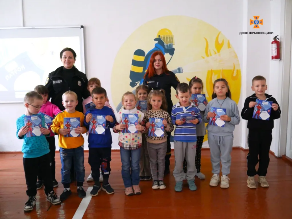 Діти з поліцейськими на уроці безпеки