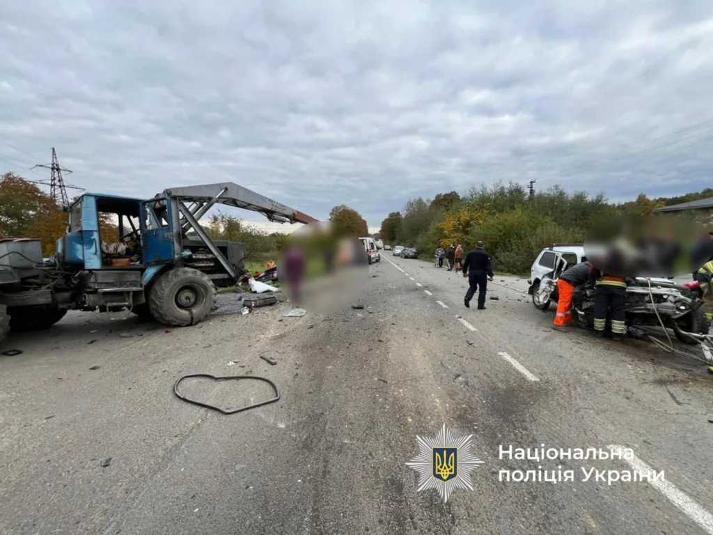 Дорожньо-транспортна пригода з вантажівкою та легковиком