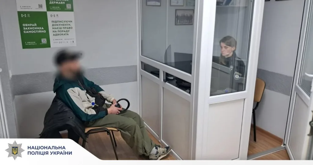 Поліцейська оформлює документи у відділку поліції