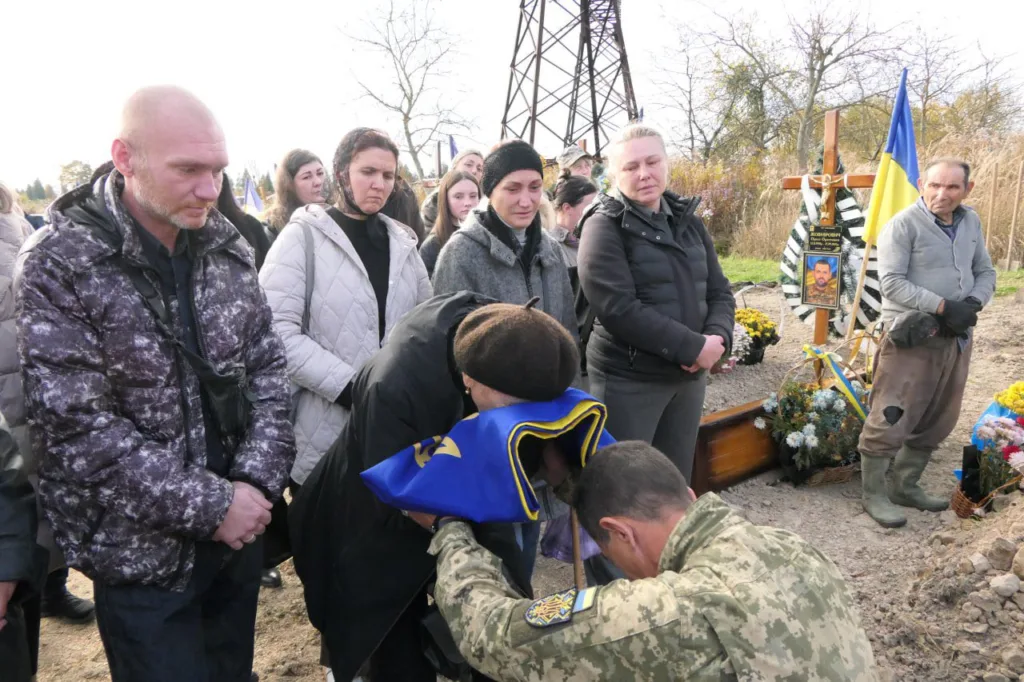 Прощання з українським військовим на похороні