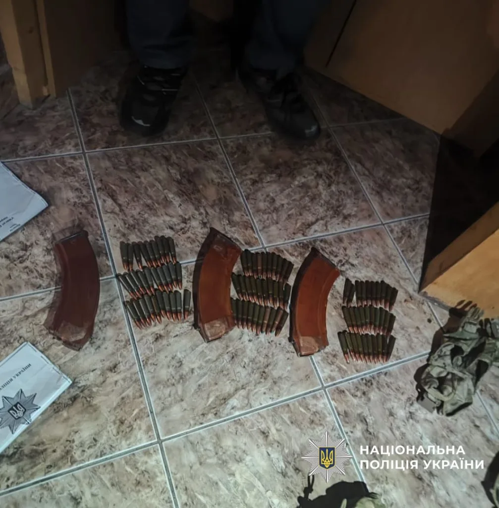 Вилучені набої та магазини на підлозі