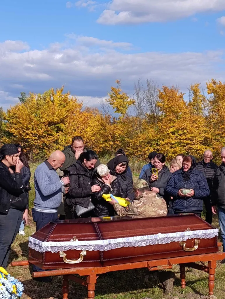 Похорон військового героя восени серед людей
