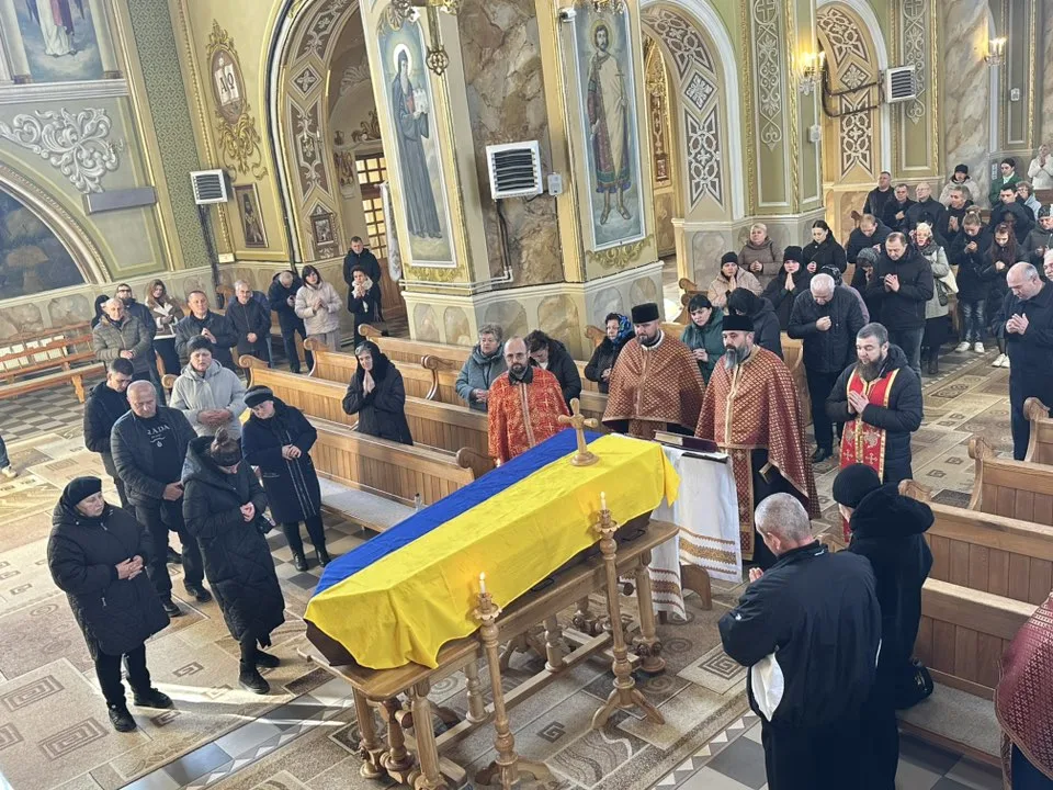 Похоронна служба у церкві з прапором України