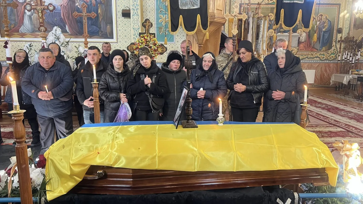 Прощання з полеглим воїном у церкві