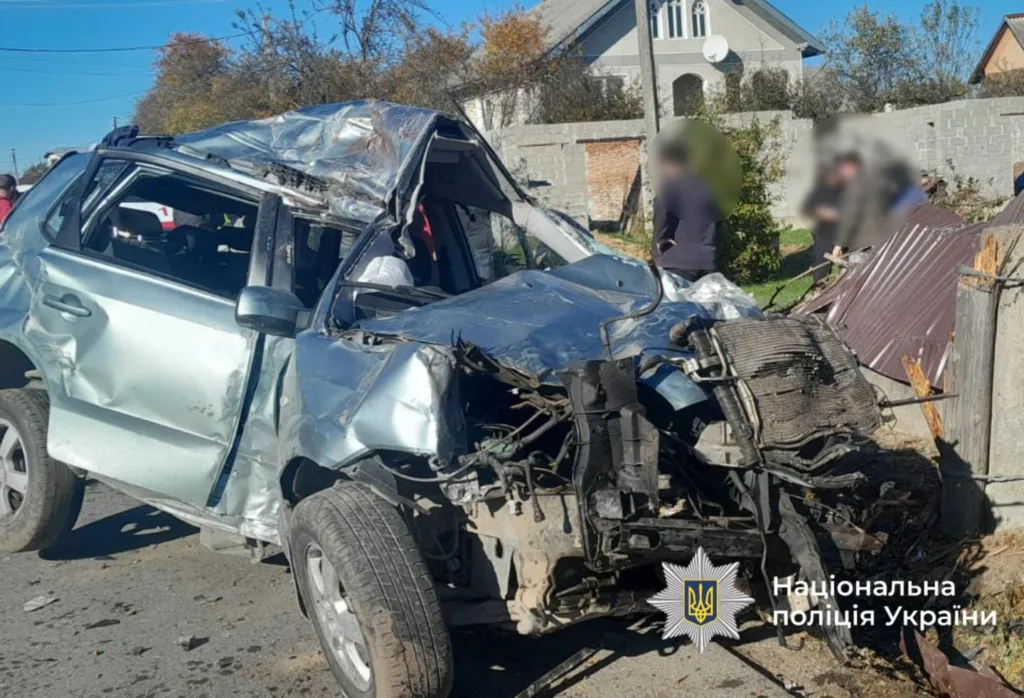Зруйнований автомобіль після ДТП в Україні