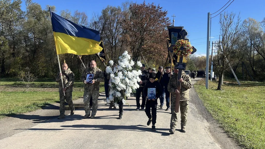 Прощальна процесія військових із прапором України