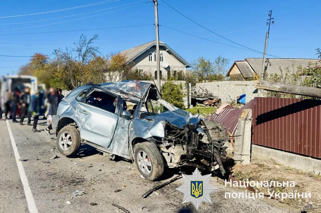 ДТП з пошкодженим автомобілем біля житлового будинку