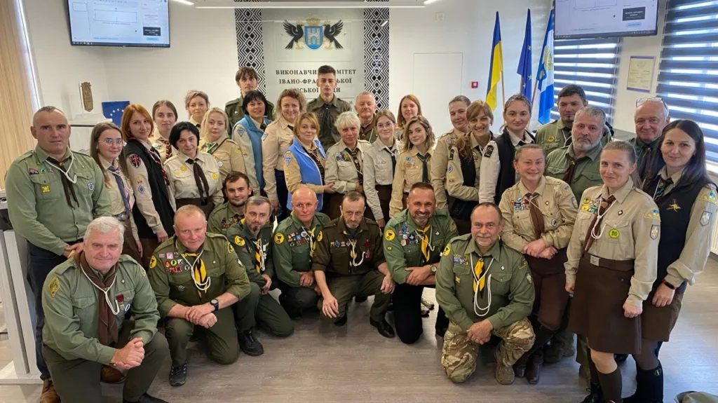 Група українських скаутів у формі на зібранні