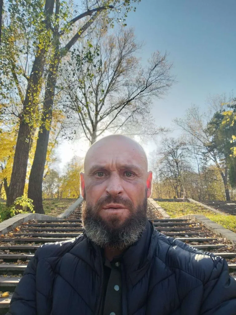 Чоловік на сходах у осінньому парку