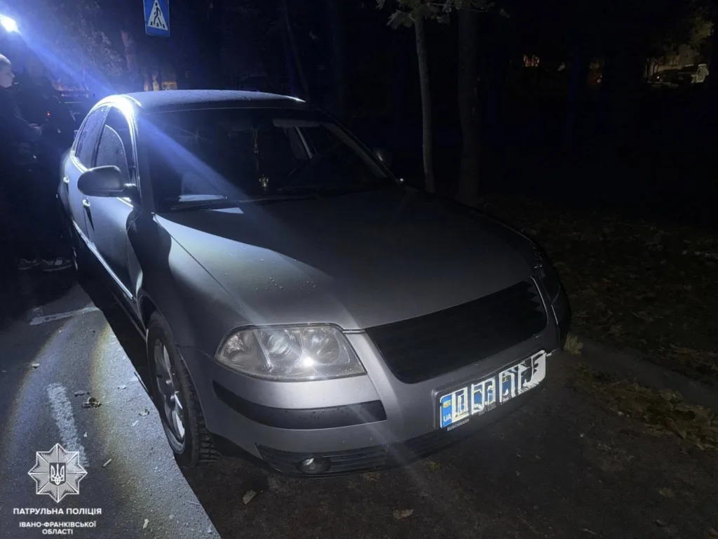Поліція оглядає автомобіль уночі на вулиці