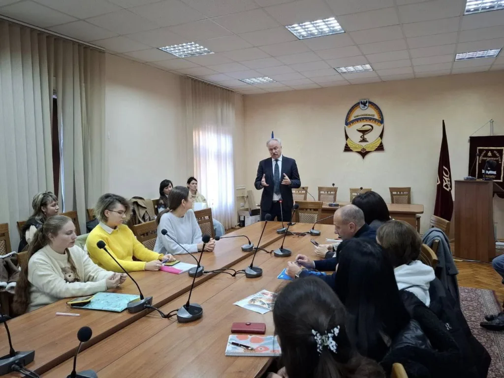 Лектор виступає перед студентами в університетській аудиторії