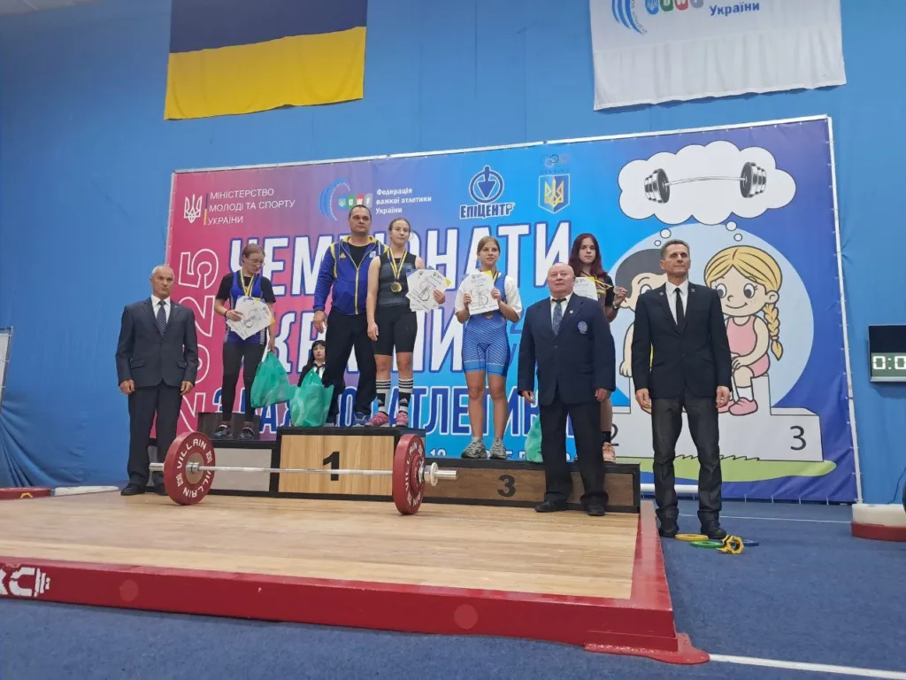 Нагородження переможців змагань з важкої атлетики