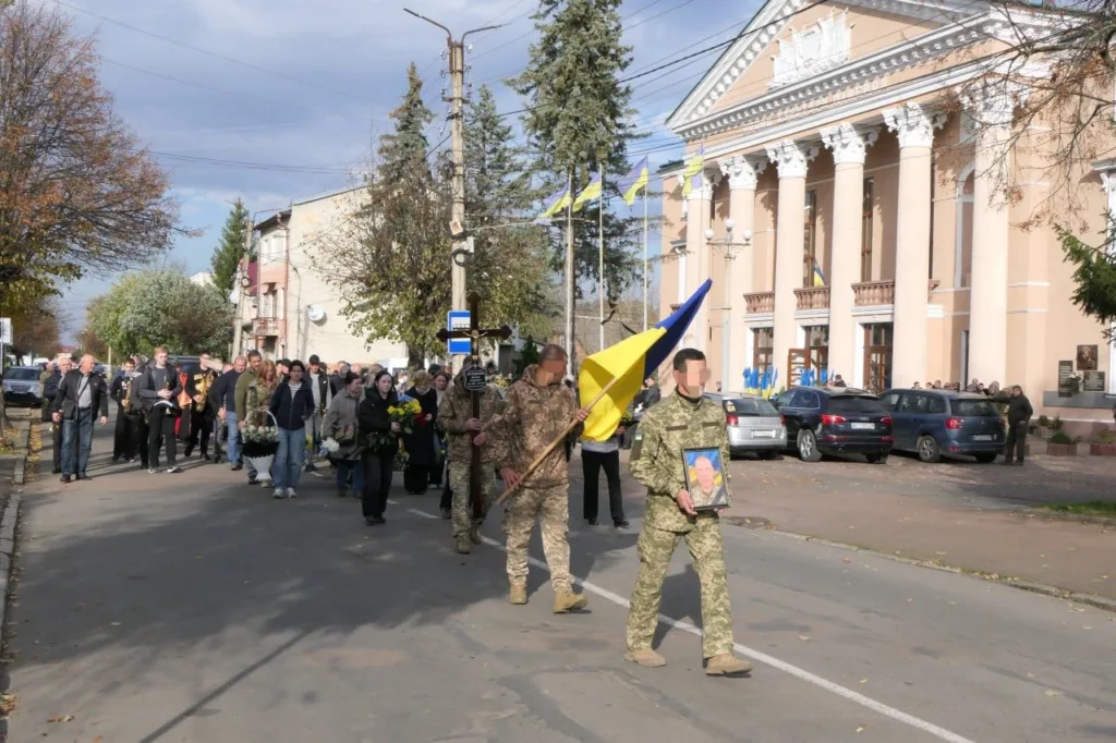 Похоронна процесія військових із українським прапором