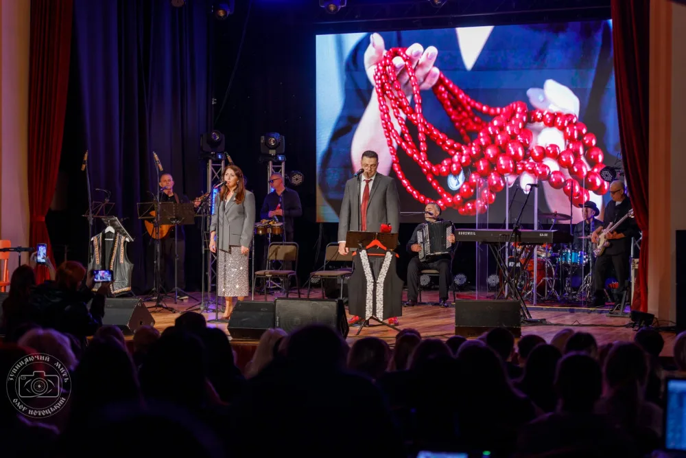 Концерт музикантів на сцені з великим екраном