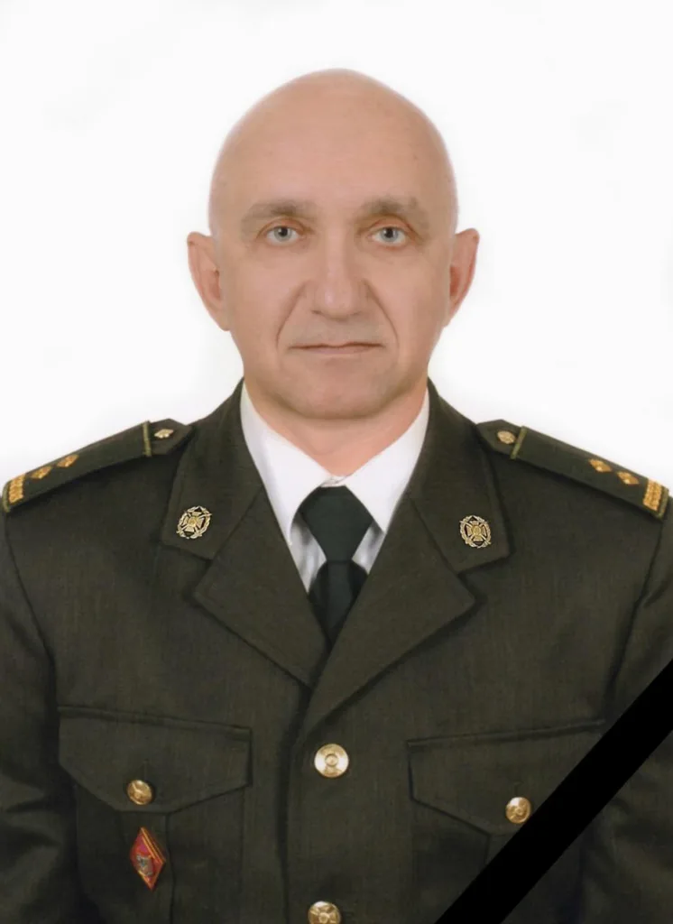 Чоловік у військовій формі на білому тлі