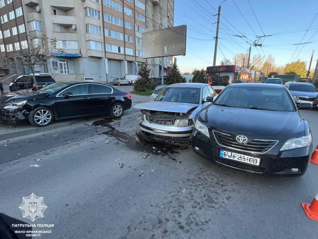 Дорожньо-транспортна пригода з трьома автомобілями у місті