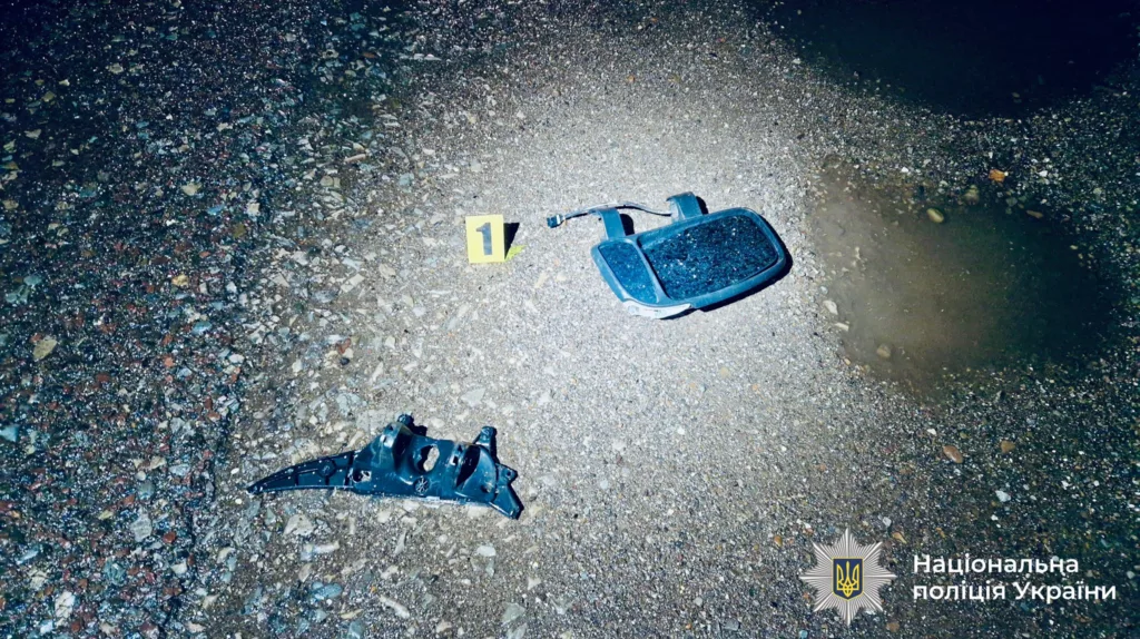 Уламки автомобіля на місці ДТП вночі