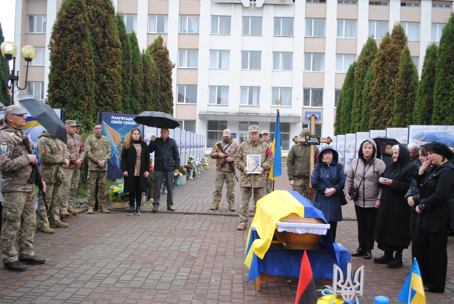 Прощання з українським військовим героєм на площі