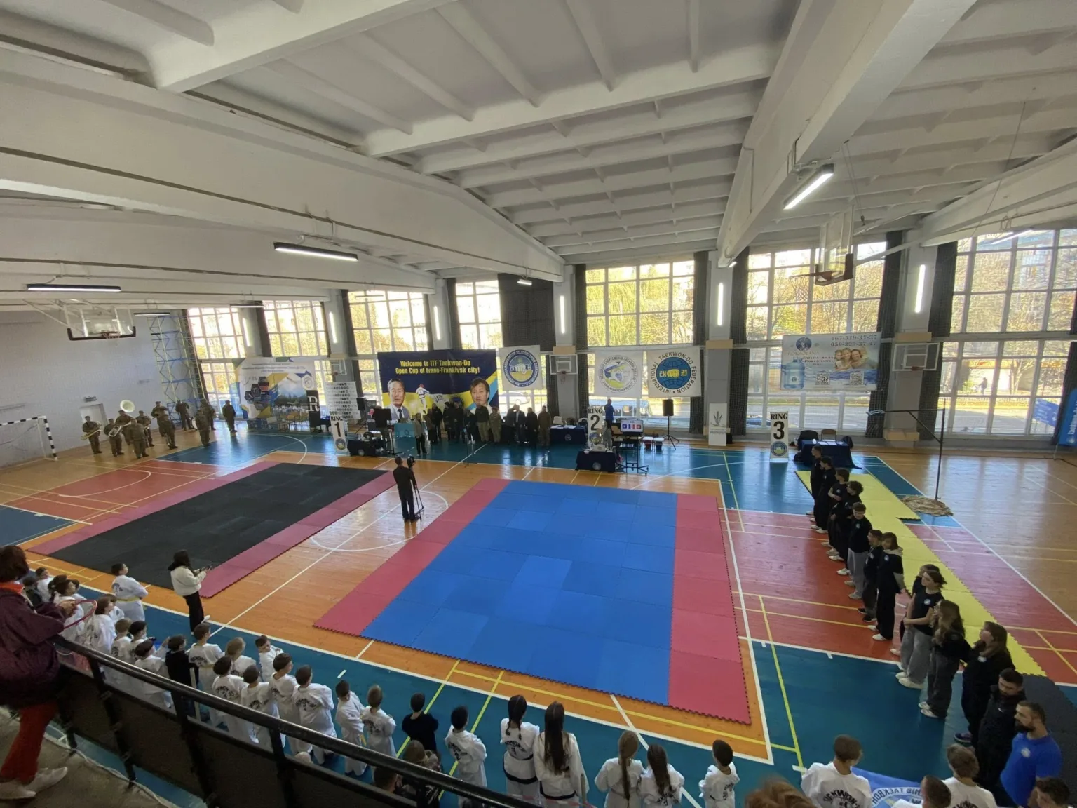 Змагання з тхеквондо в спортивному залі Івано-Франківська