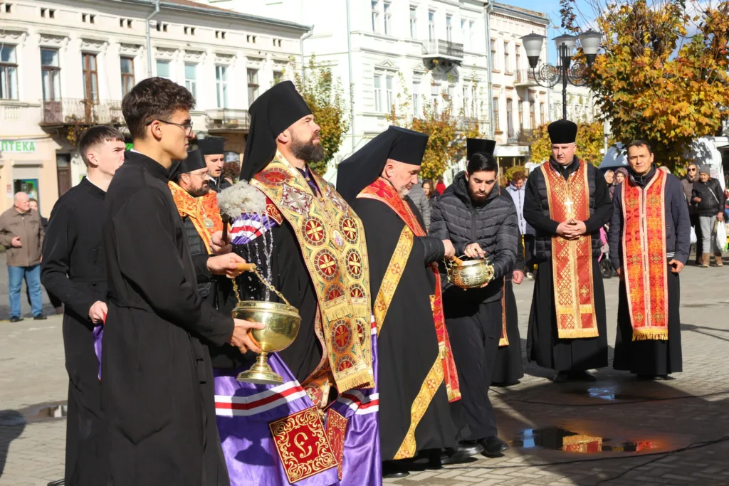 Священники проводять релігійну процесію на вулиці