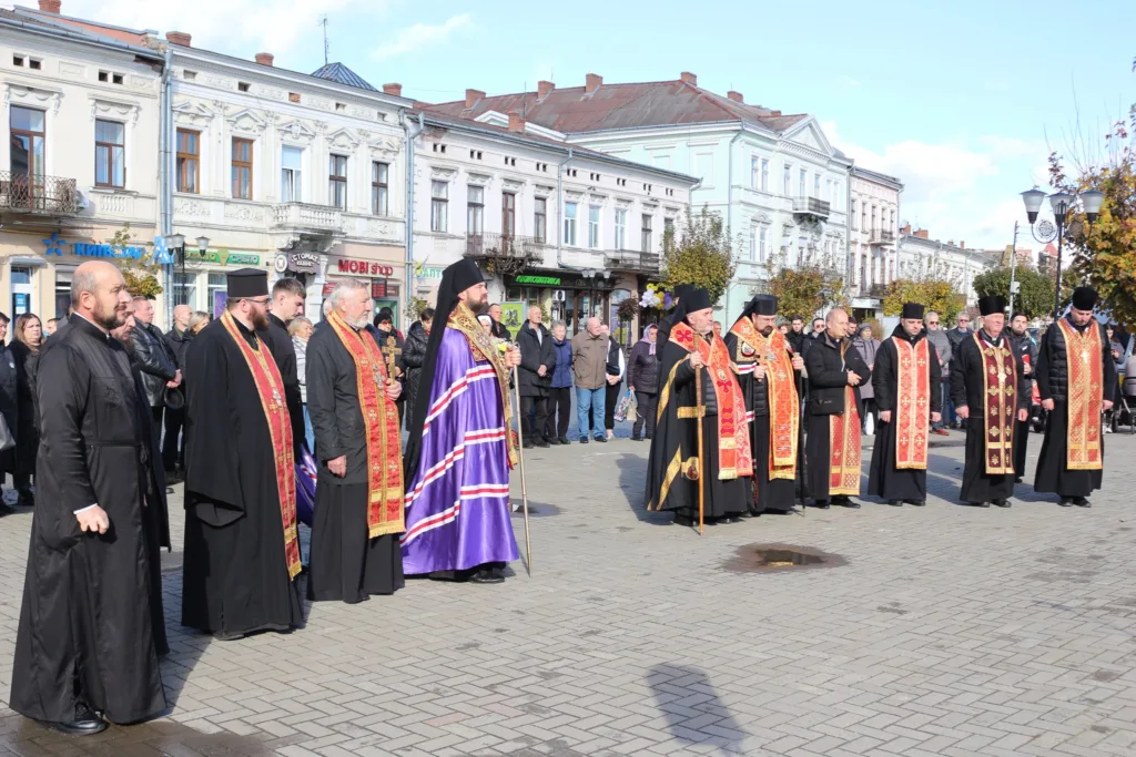 Священики на релігійній церемонії в українському місті