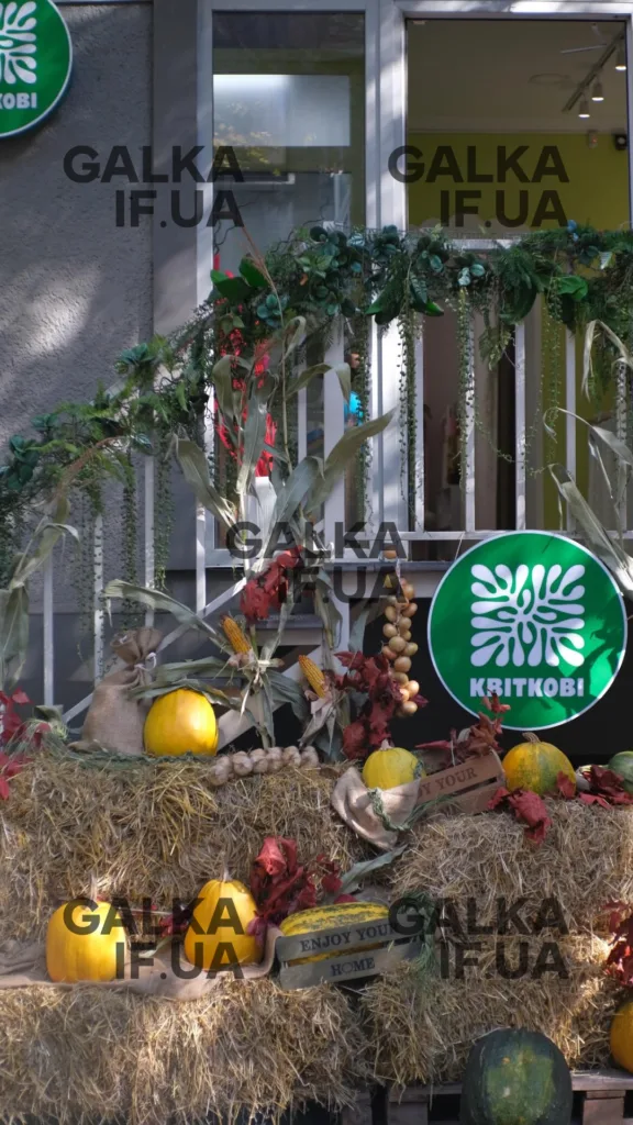 Осіння прикраса з гарбузів біля входу