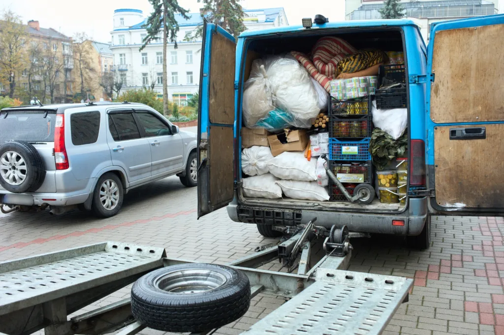 Синій фургон заповнений різними речами для перевезення