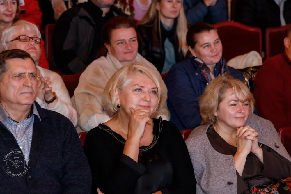 Глядачі уважно дивляться виступ у театрі