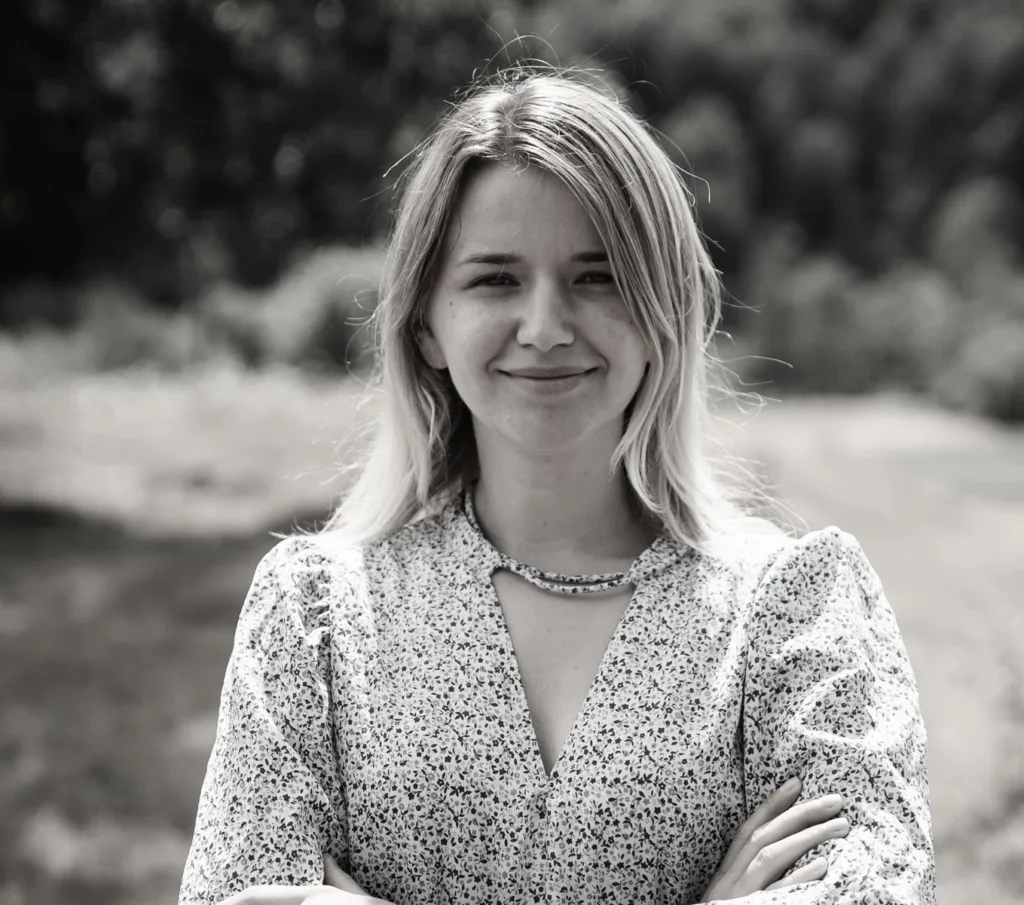 Жінка усміхається на природі