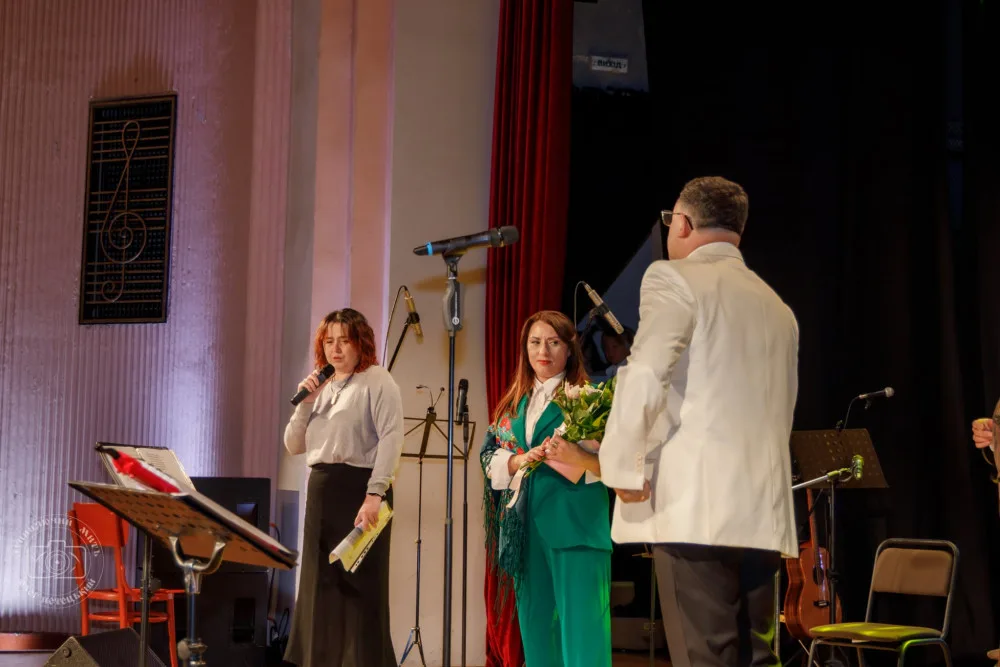 Люди на сцені під час музичного заходу