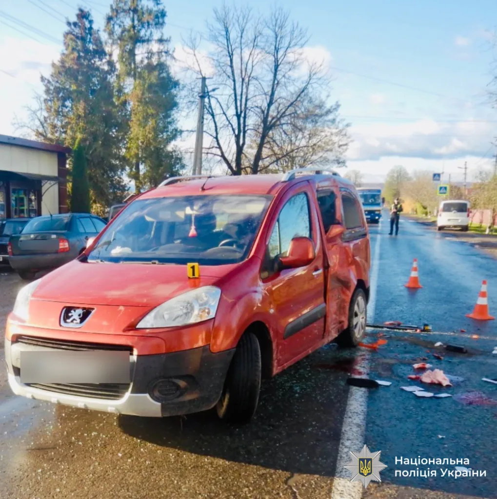 Дорожньо-транспортна пригода з червоним автомобілем
