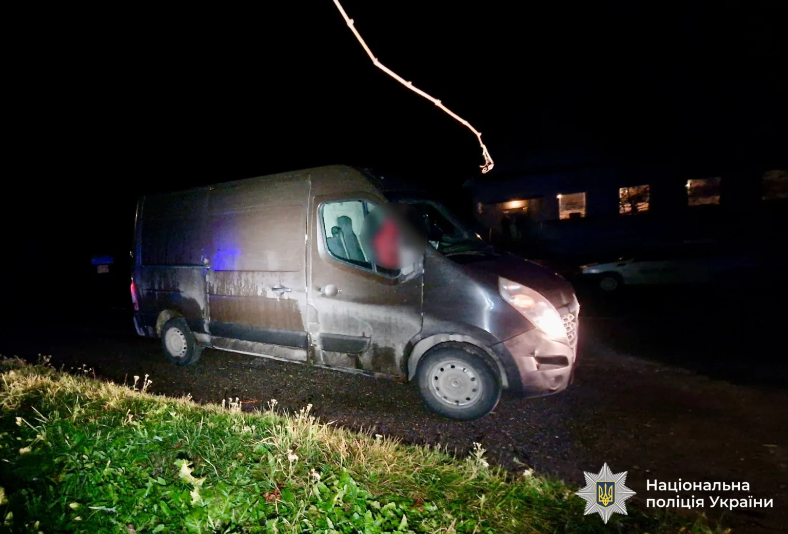 Поліцейське фото мікроавтобуса на нічній дорозі