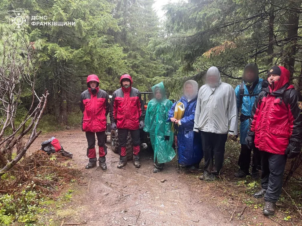 Рятувальники та туристи в дощовому лісі