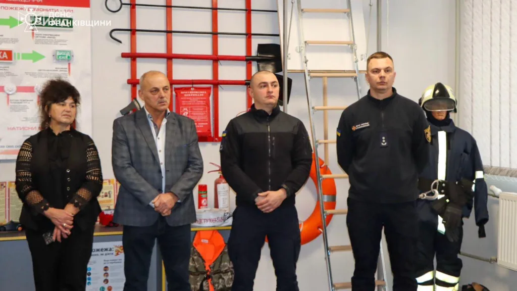 Працівники ДСНС під час навчання з безпеки
