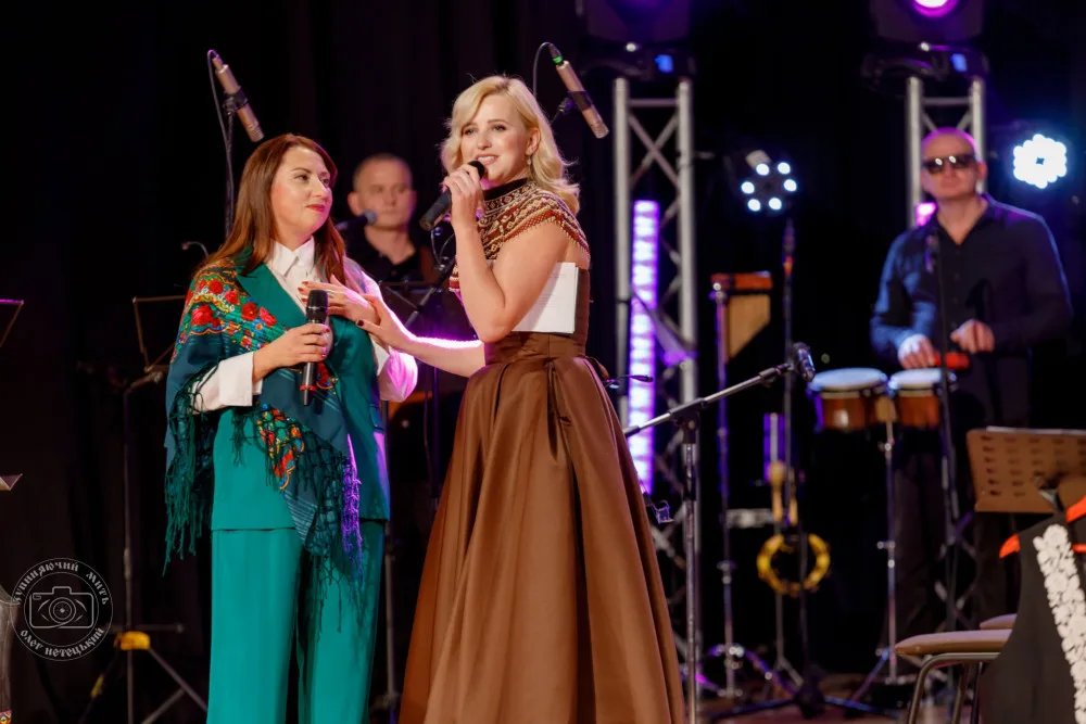 Жінки співають на сцені з музикантами