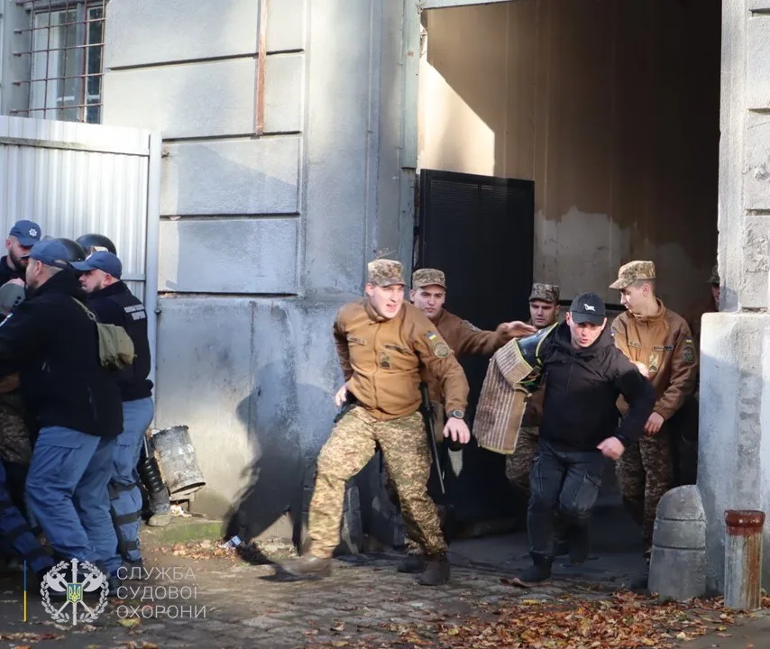 Військові тренуються біля будівлі судової охорони