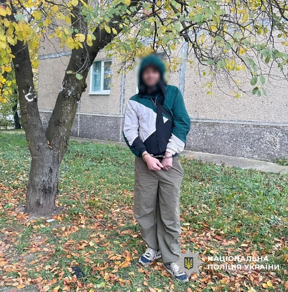 Поліція України затримала чоловіка біля будинку