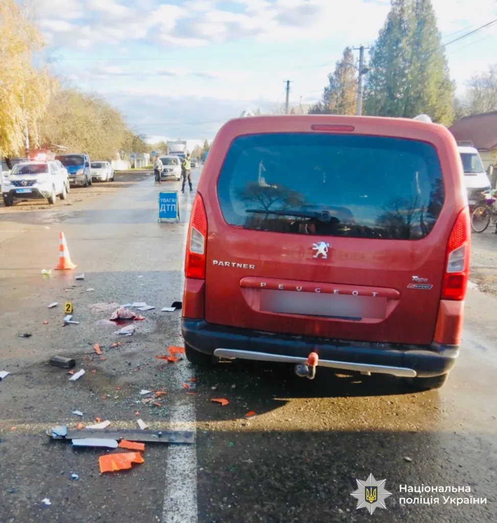 Дорожньо-транспортна пригода з червоним автомобілем Peugeot