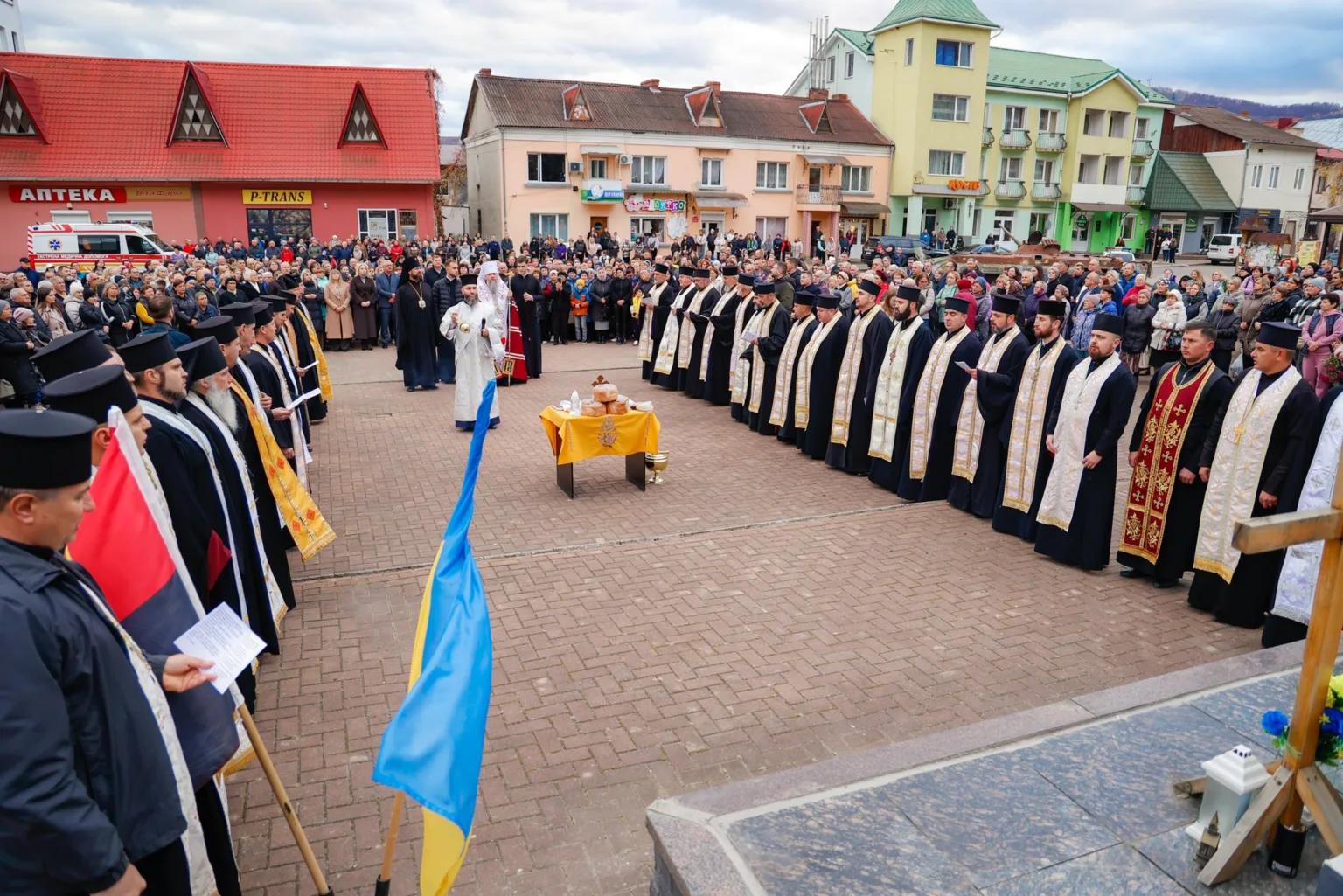 Молитва священників і людей на міській площі