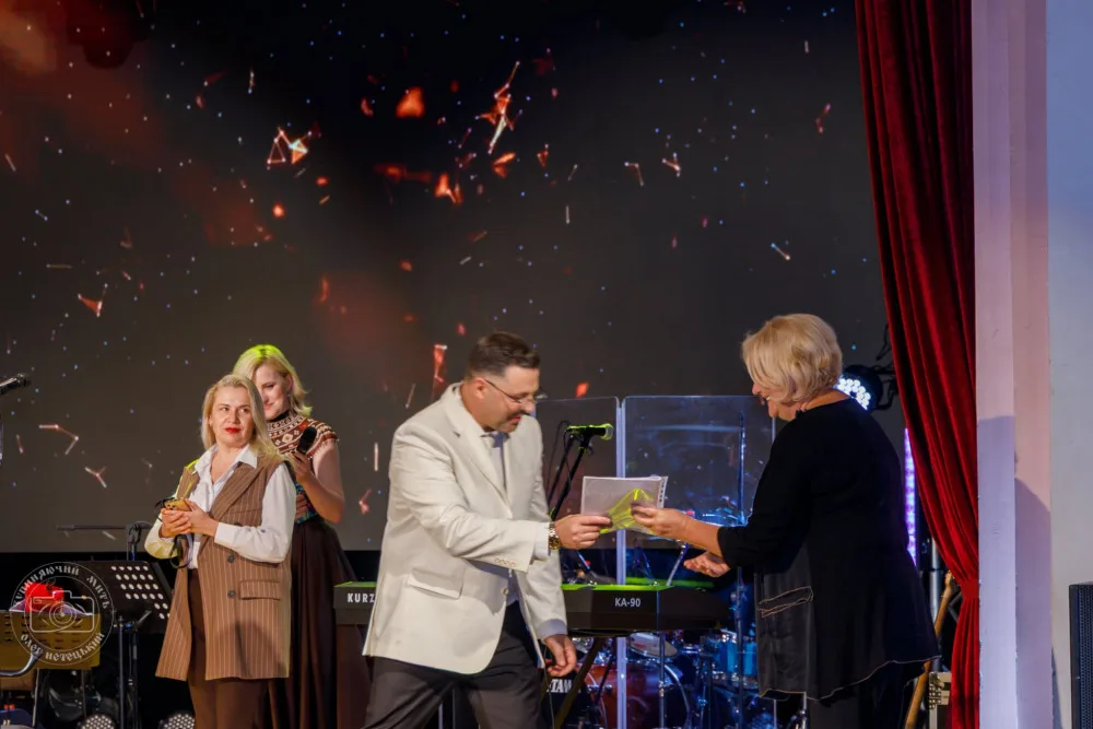 Вручення нагороди на святковій сцені