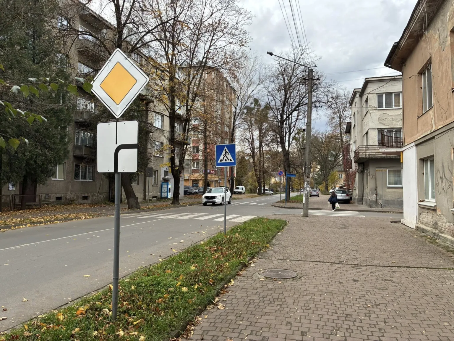 Міська вулиця з пішохідним переходом і дорожніми знаками