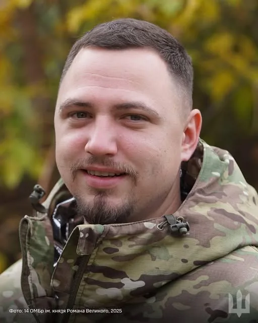 Військовий у камуфляжі на фоні природи