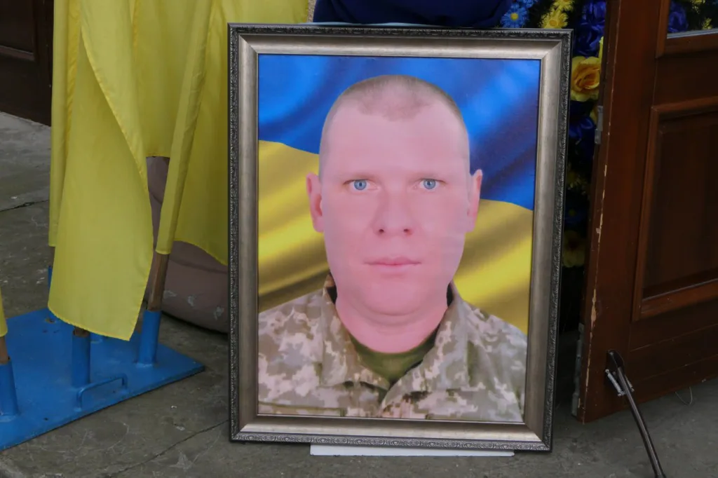 Портрет українського військового перед прапором України