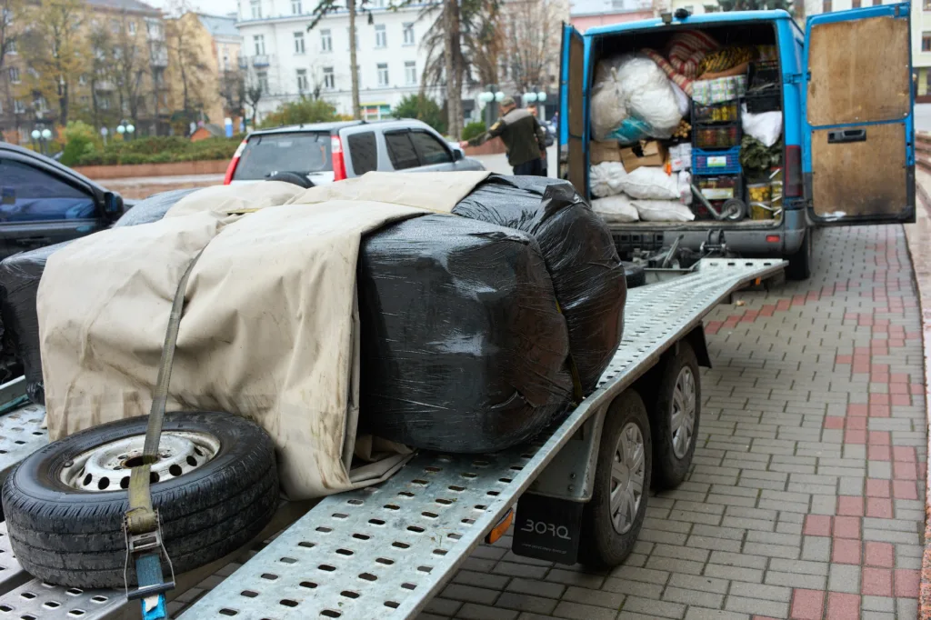 Вантажівка з причепом під час перевезення вантажу