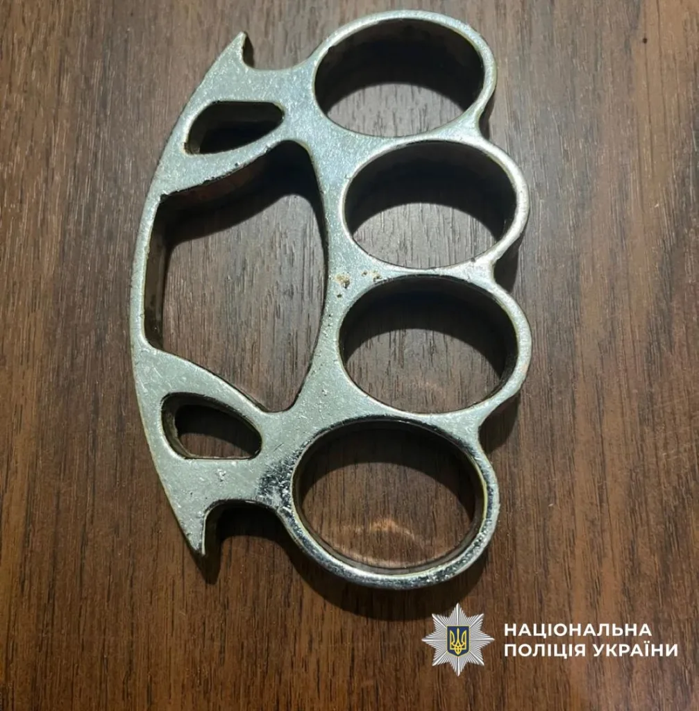 Металеві кастети на дерев’яній поверхні