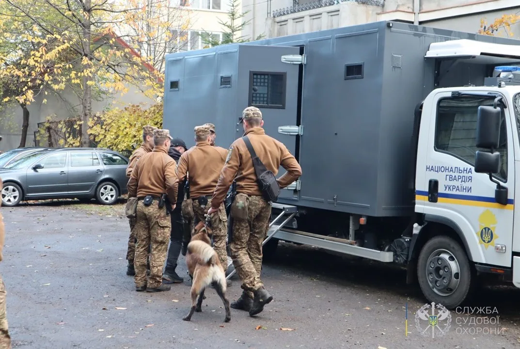 Нацгвардія України біля спецавтомобіля з собакою